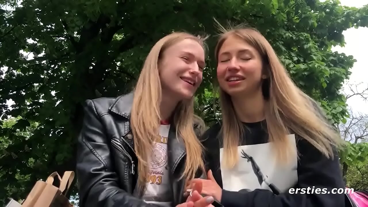 Pour la première fois, des filles blondes chaudes profitent du sexe lesbien ensemble