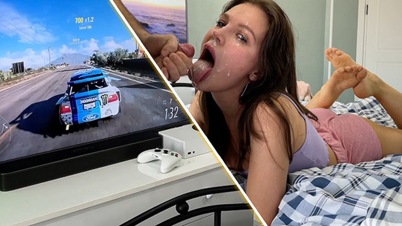 Elle Jouait À La Xbox Et A Soudainement Reçu Une Baise Profonde Et Baveuse Dans La Gorge