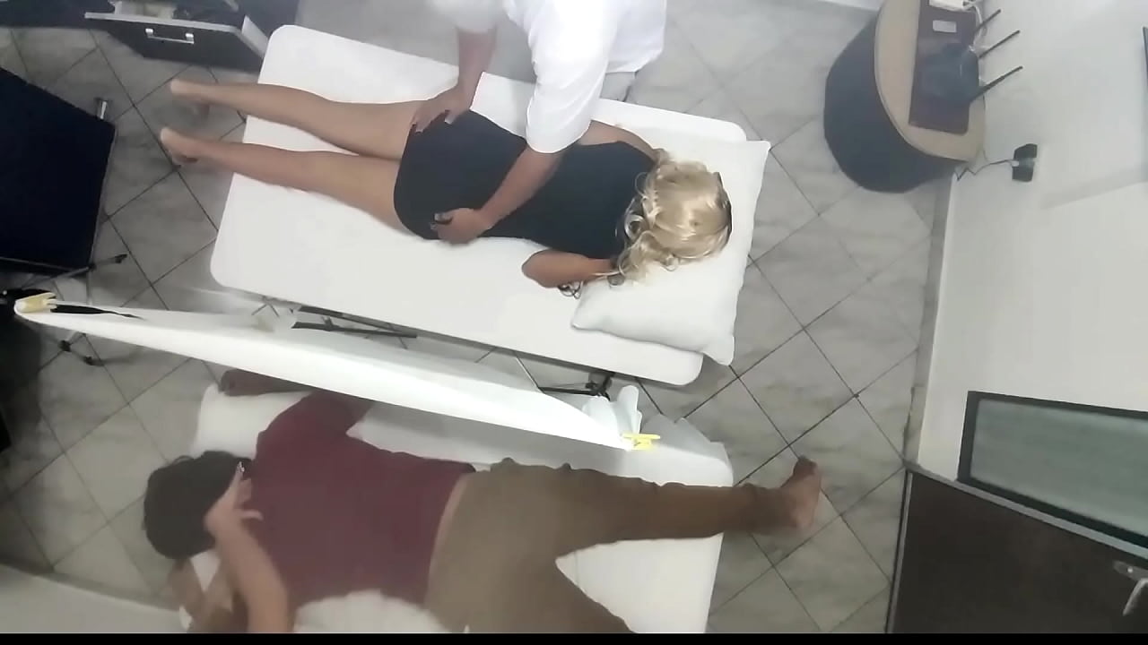 Des massages en couple sont enregistrés pendant que la femme se fait baiser à côté de son mari