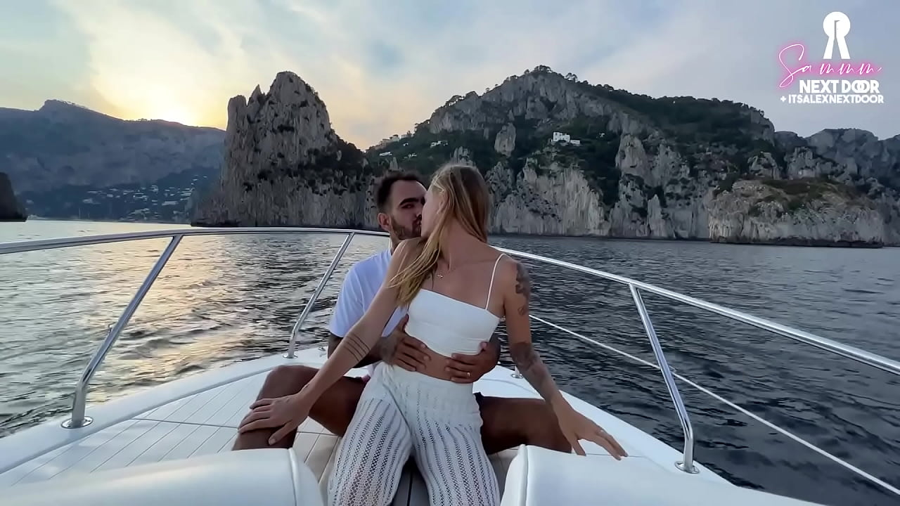 Je baise le capitaine lors de mon voyage en bateau à Capri pendant que l'équipage regarde